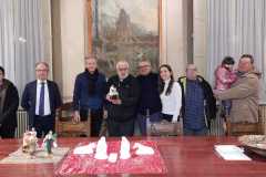 img-CON24003-consegna-statuina-presepe-Natale-2024-vescovo-Imola-Mosciatti-19-dicembre-2024-1